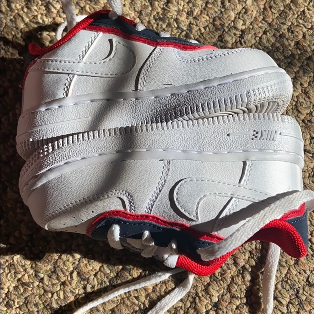 A pair of white red Nike Air Force 1 6c sneakers